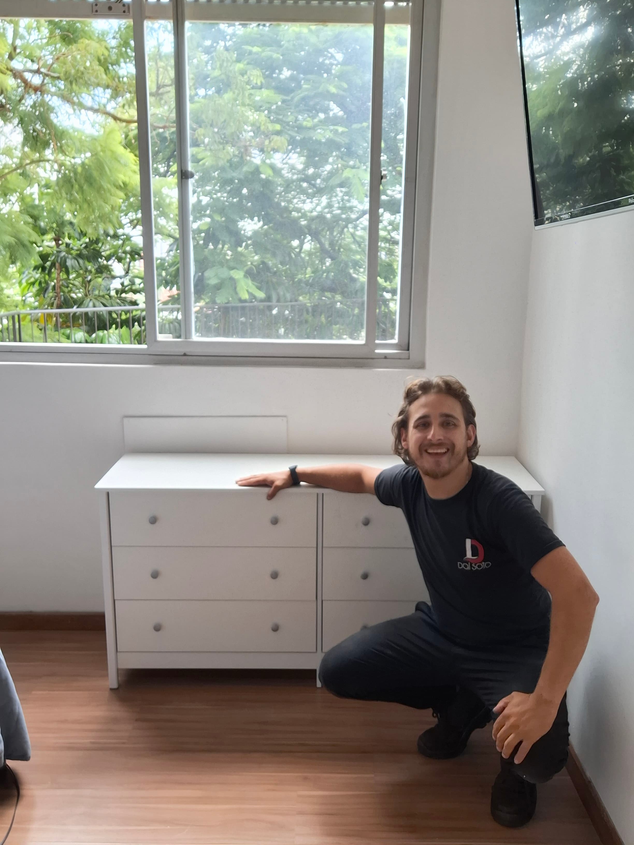 Alesandro realizando alinhamento técnico em cômoda