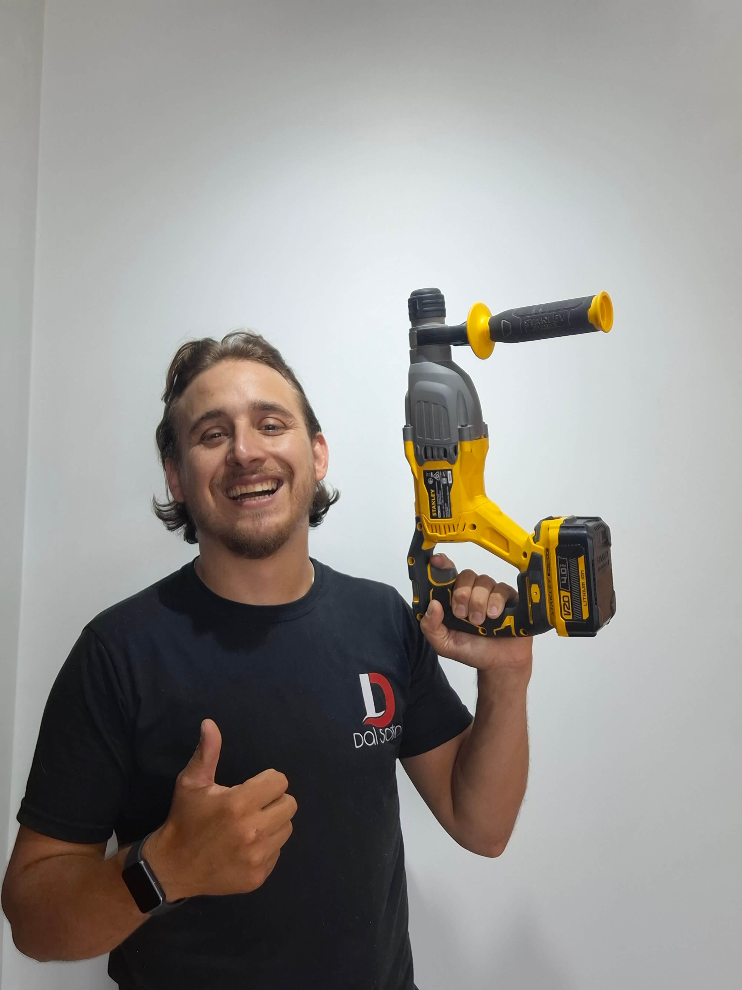 Alesandro Dal Soto segurando parafusadeira profissional