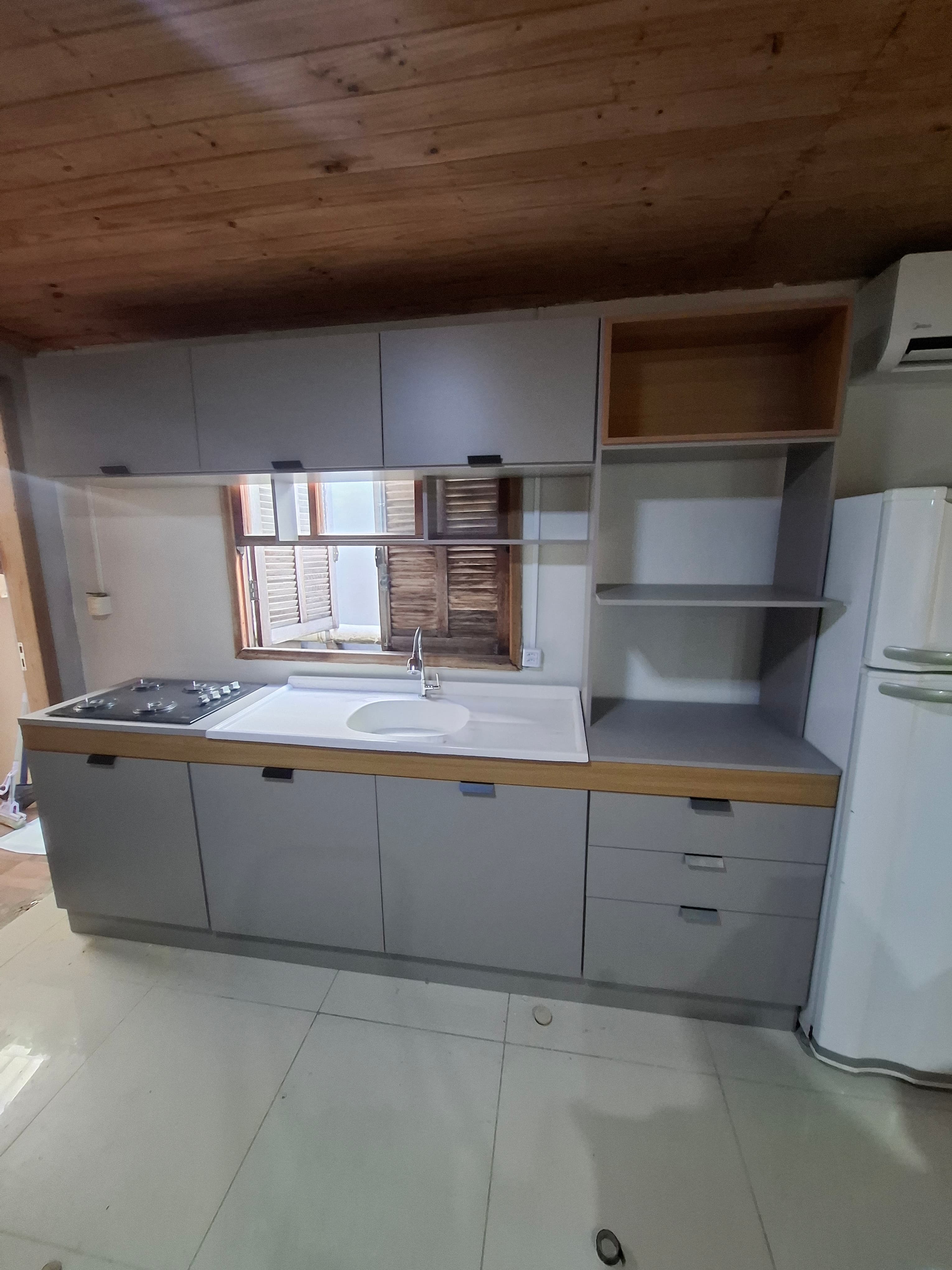 Montagem de cozinha compacta com portas alinhadas