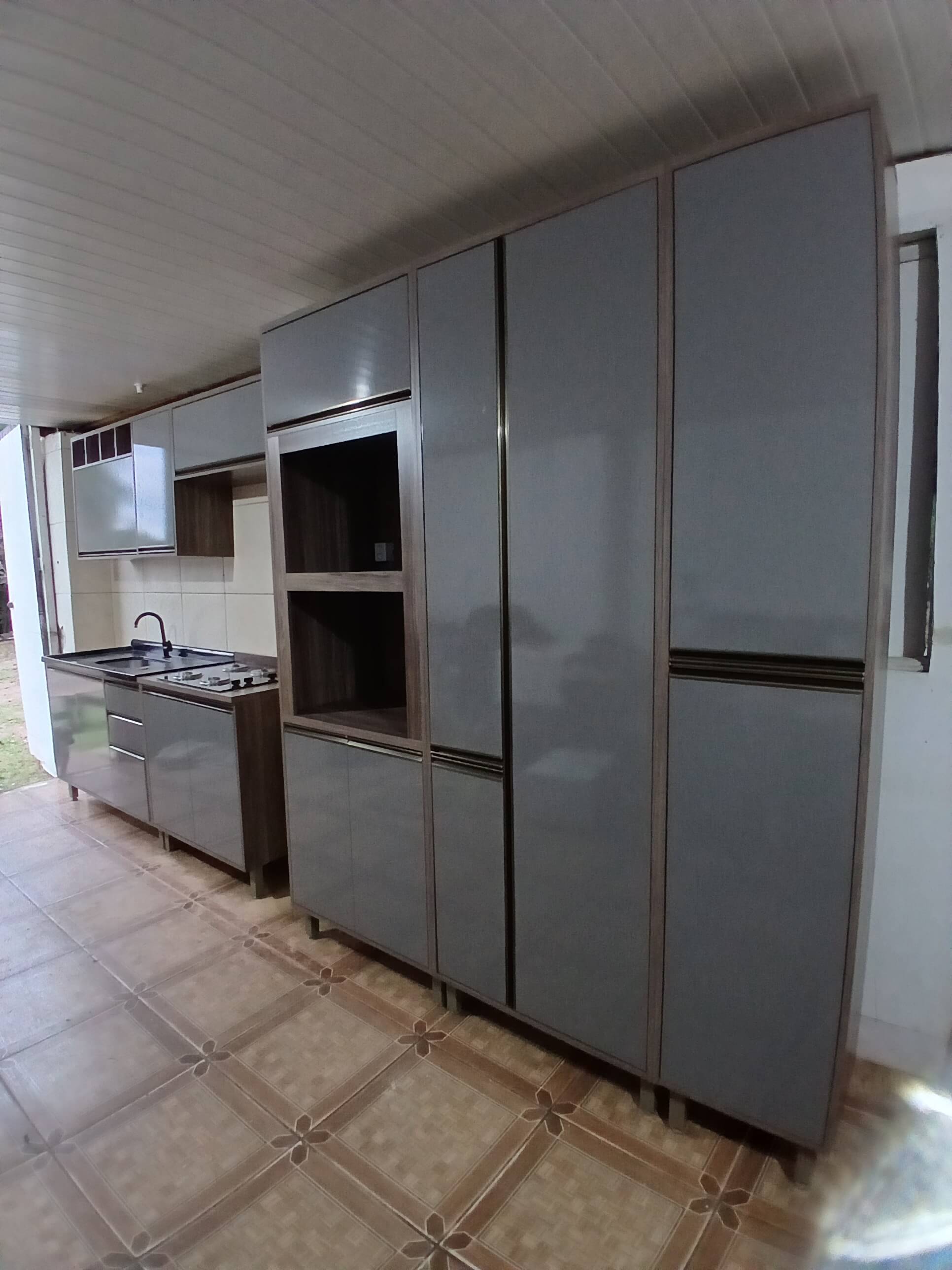 Montagem completa de cozinha com nivelamento de balcões