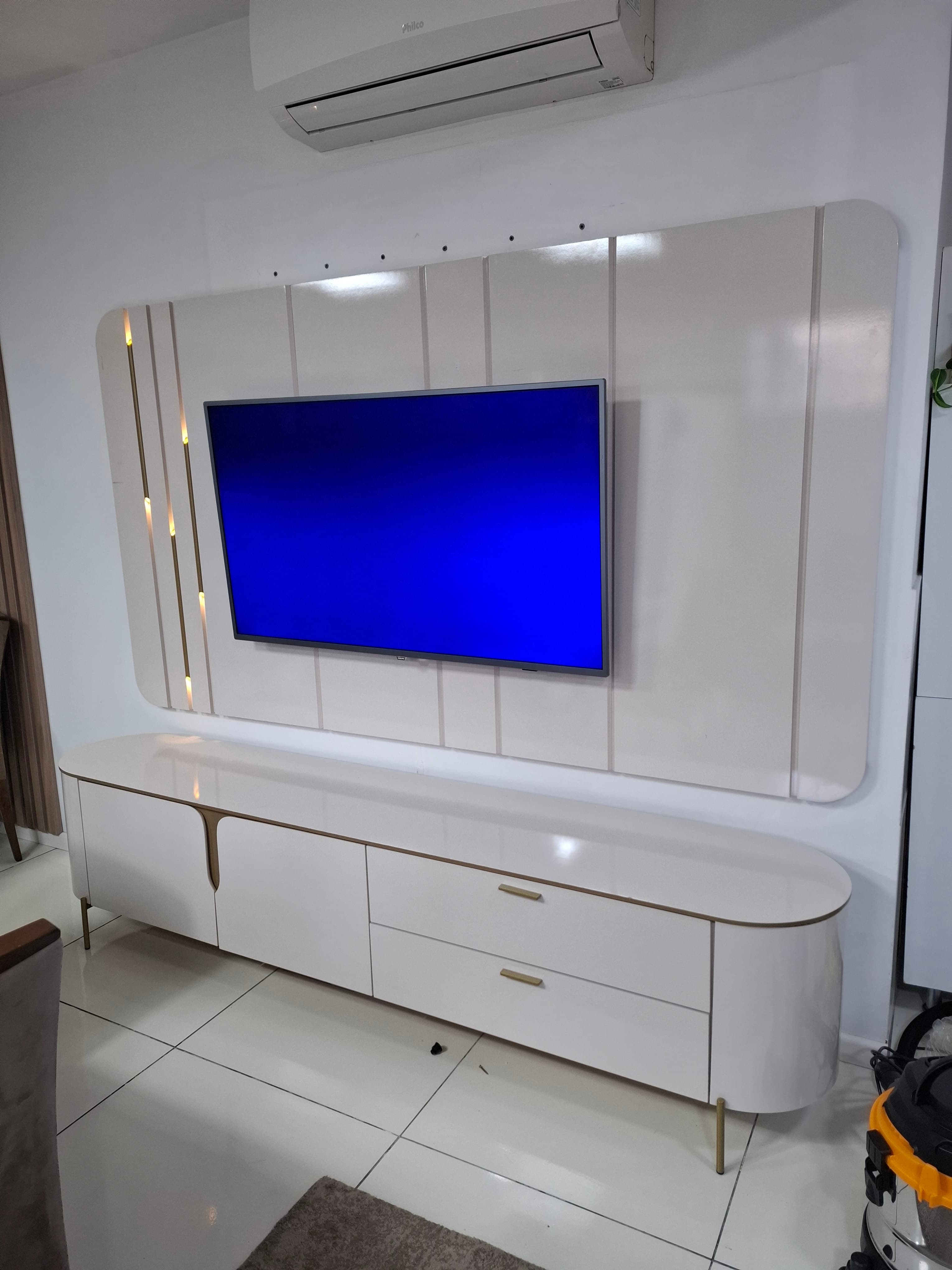 Fixação de painel de TV com LED curvo