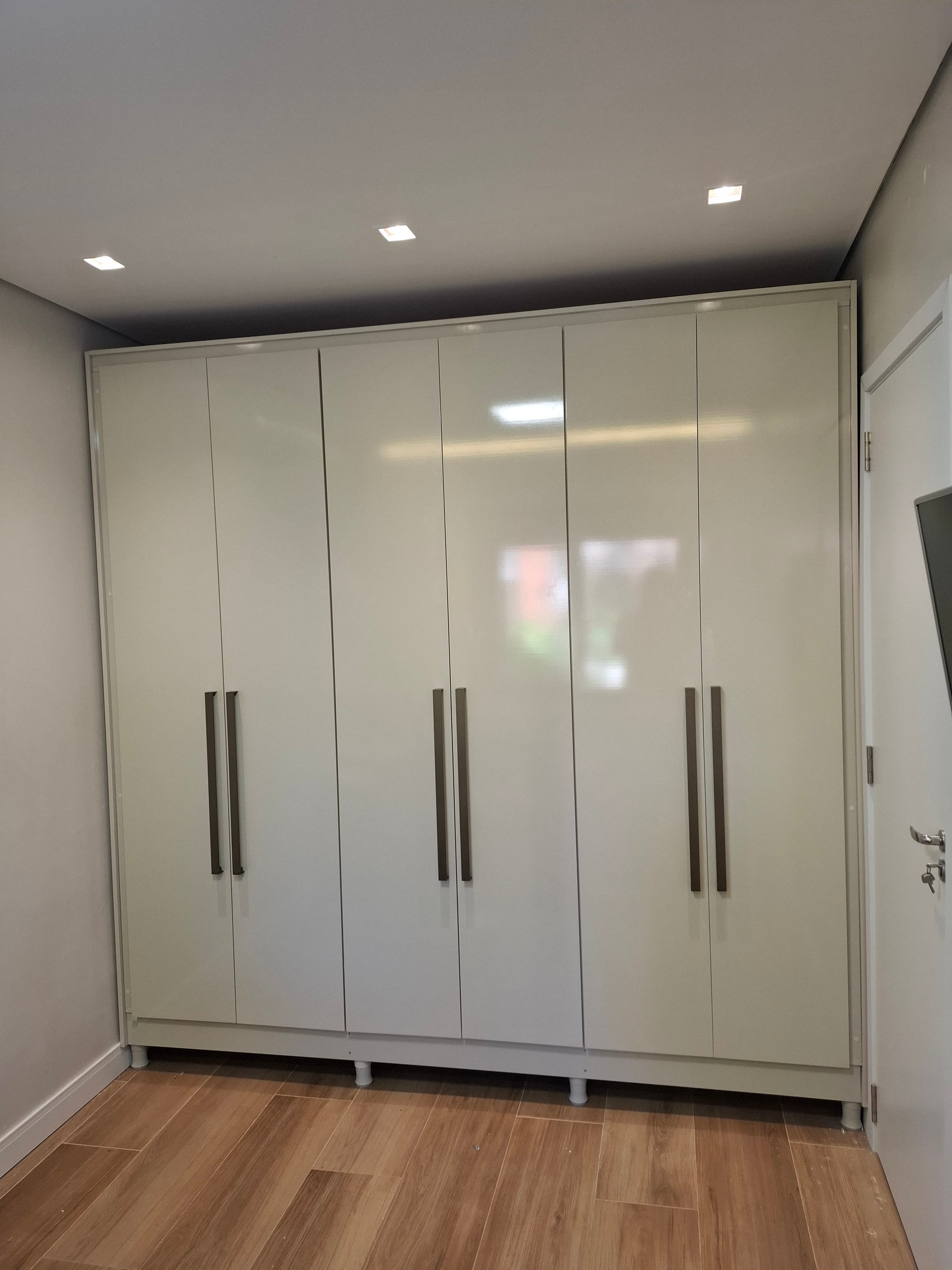 Montagem de guarda-roupa modulado 6 portas laqueado