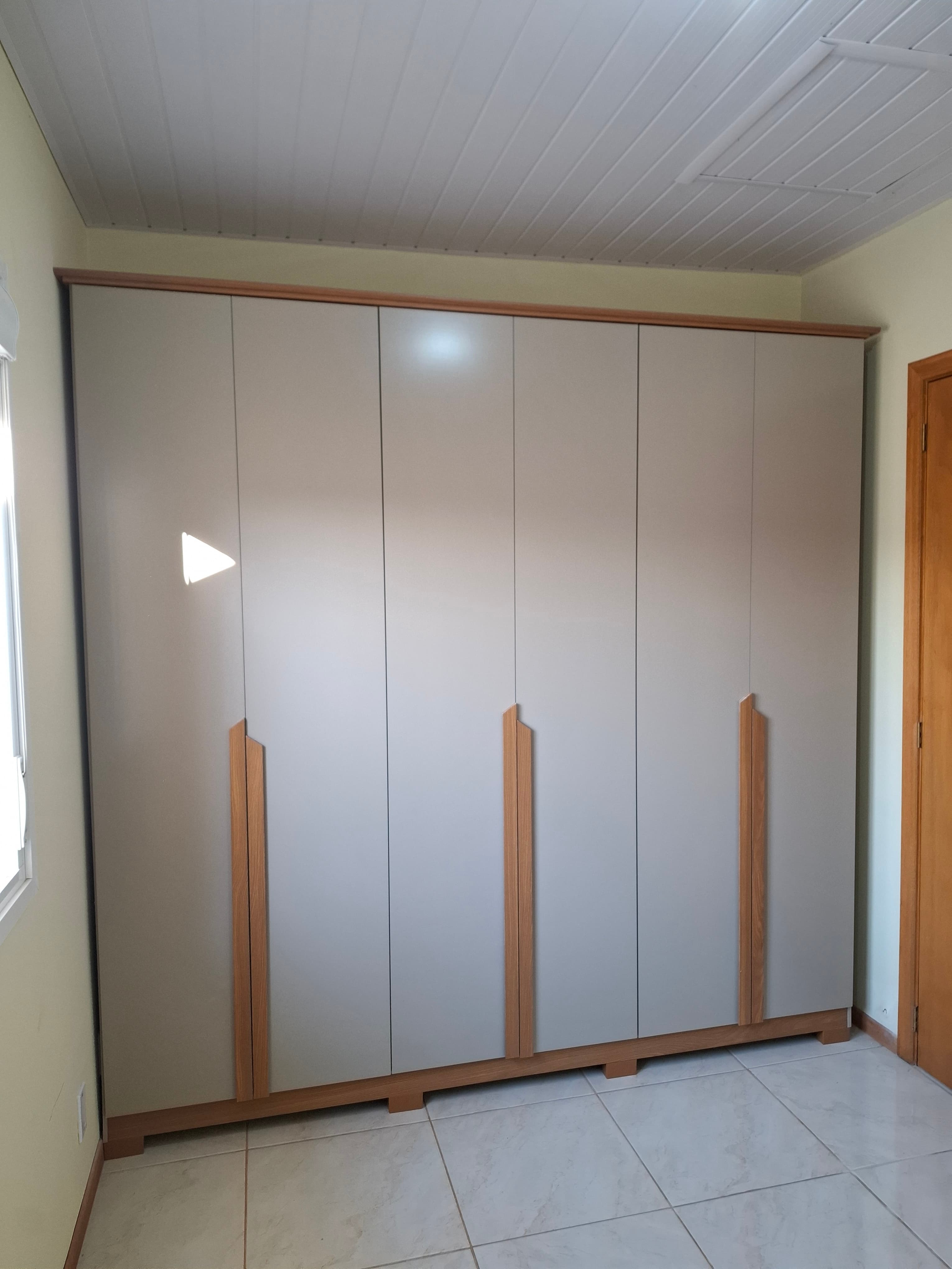 Montagem de guarda-roupa com puxadores especiais