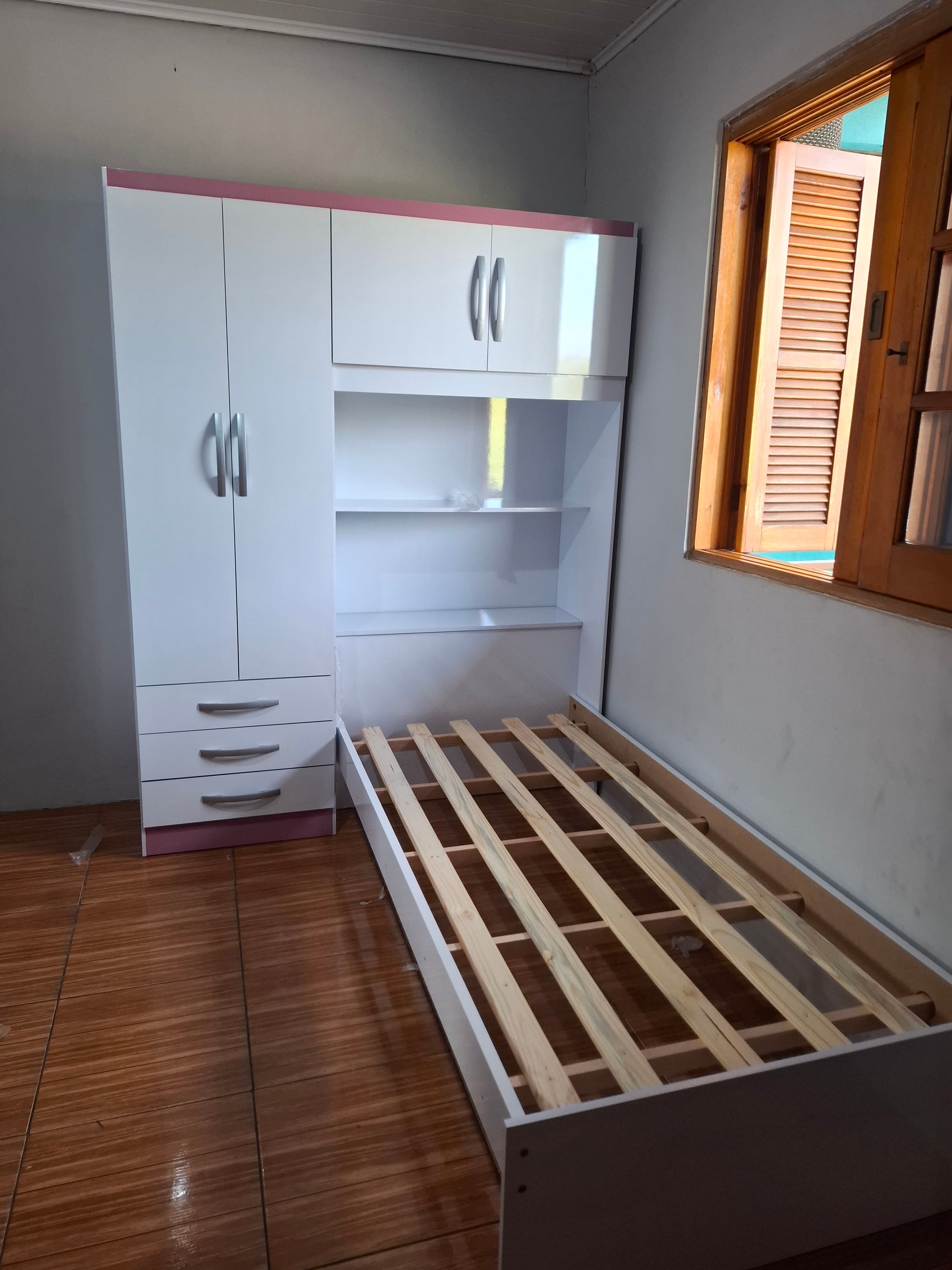 Montagem de guarda-roupa integrado com cama de solteiro
