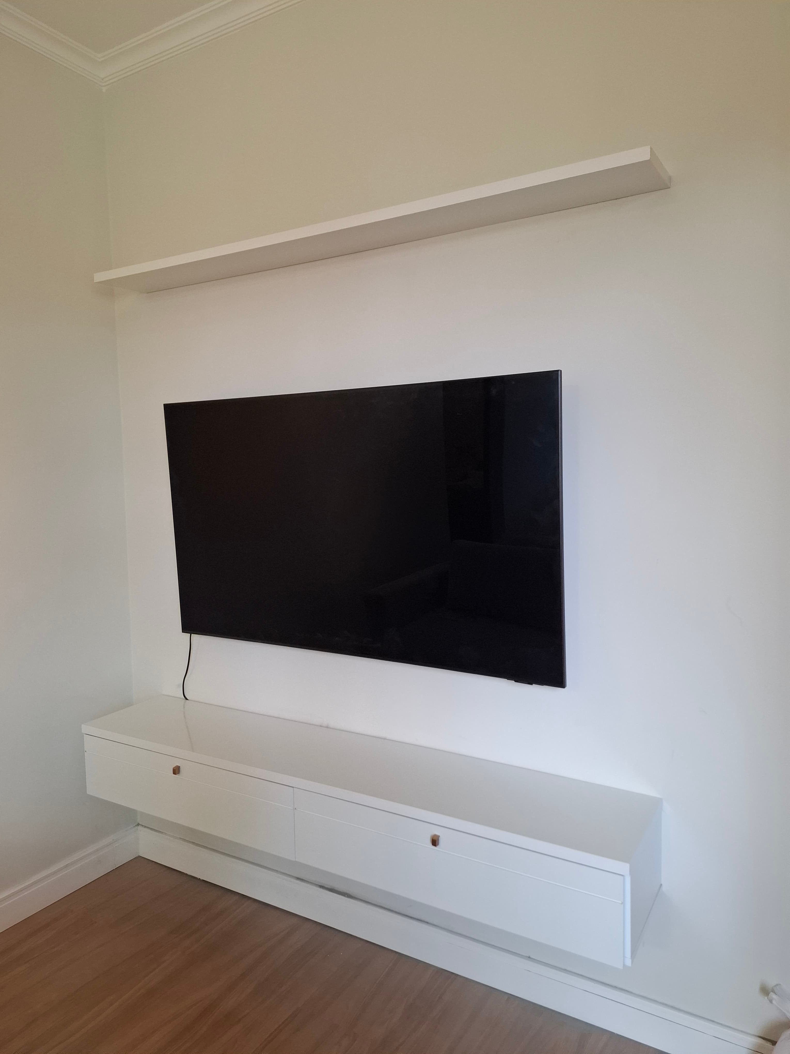 Instalação de TV na parede com rack suspenso